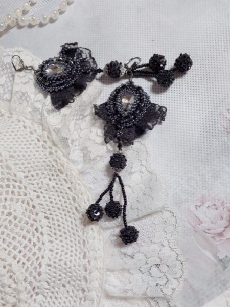 BO Tenue de Soir&eacute;e brod&eacute;es avec des cristaux de Swarovski, une dentelle noire tr&egrave;s ancienne, perles rondes tiss&eacute;es avec des paillettes et des rocailles