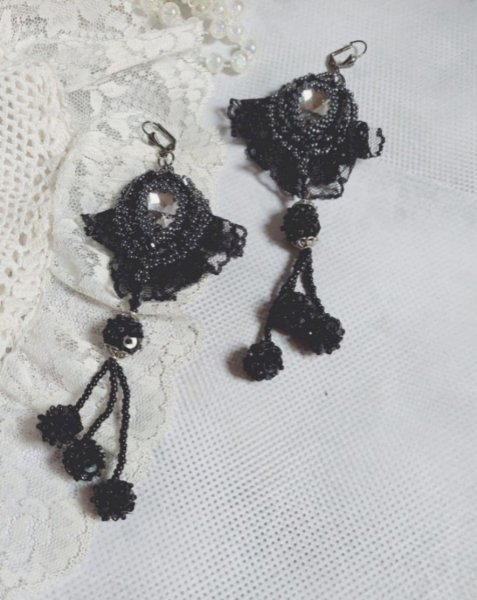 BO Tenue de Soir&eacute;e brod&eacute;es avec des cristaux de Swarovski, une dentelle noire tr&egrave;s ancienne, perles rondes tiss&eacute;es avec des paillettes et des rocailles