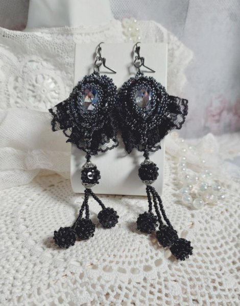 BO Tenue de Soir&eacute;e brod&eacute;es avec des cristaux de Swarovski, une dentelle noire tr&egrave;s ancienne, perles rondes tiss&eacute;es avec des paillettes et des rocailles