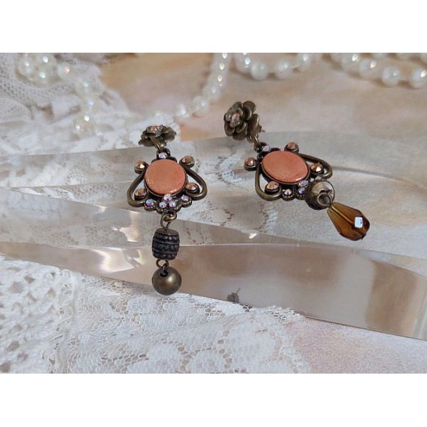 BO Terra Cotta cr&eacute;&eacute;es avec des cabochons en porcelaine de couleur terre avec des cristaux sur pendentif Bronze en m&eacute;tal et laiton 