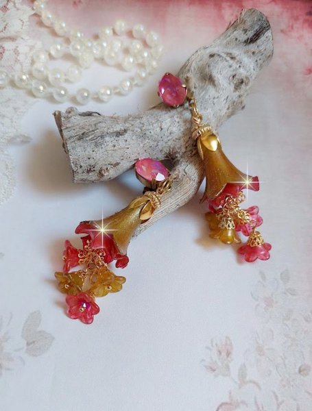 BO Tourbillons de Fleurs cr&eacute;&eacute;es avec clochettes, calottes plaqu&eacute;es or et cabochons en cristal