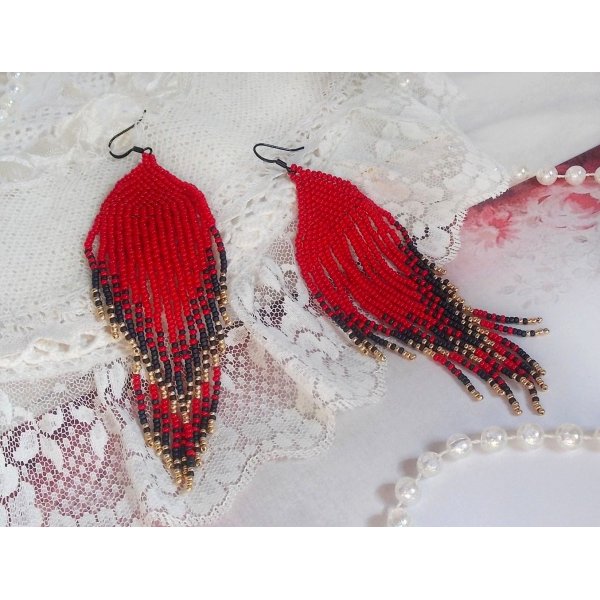 BO Tourbillons de Rouge avec des rocailles aux trois couleurs : Rouge, Bleu Iris et Dor&eacute; pour les pampilles. Le tout est mont&eacute; sur des crochets Noirs en Laiton. La passion et l&rsquo;amour d'un rouge vif