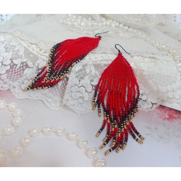 BO Tourbillons de Rouge avec des rocailles aux trois couleurs : Rouge, Bleu Iris et Dor&eacute; pour les pampilles. Le tout est mont&eacute; sur des crochets Noirs en Laiton. La passion et l&rsquo;amour d'un rouge vif