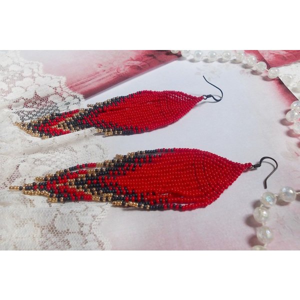 BO Tourbillons de Rouge avec des rocailles aux trois couleurs : Rouge, Bleu Iris et Dor&eacute; pour les pampilles. Le tout est mont&eacute; sur des crochets Noirs en Laiton. La passion et l&rsquo;amour d'un rouge vif