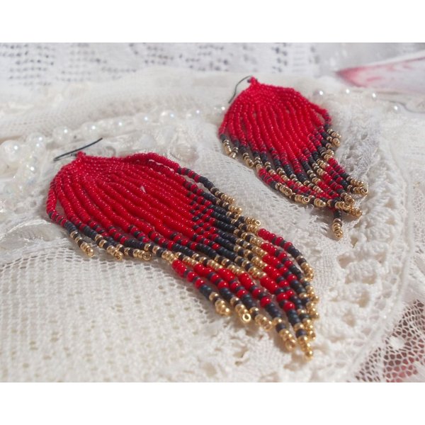 BO Tourbillons de Rouge avec des rocailles aux trois couleurs : Rouge, Bleu Iris et Dor&eacute; pour les pampilles. Le tout est mont&eacute; sur des crochets Noirs en Laiton. La passion et l&rsquo;amour d'un rouge vif