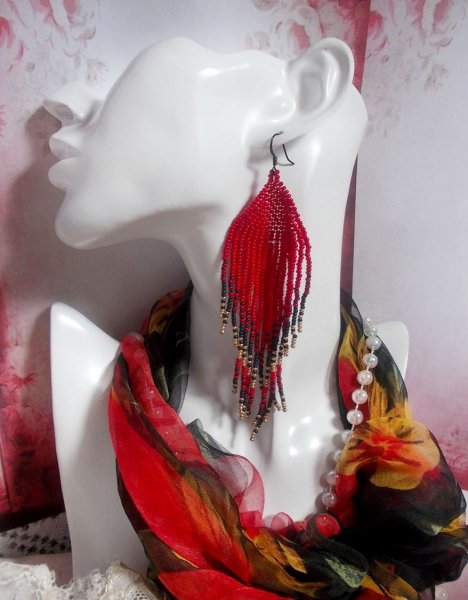 BO Tourbillons de Rouge avec des rocailles aux trois couleurs : Rouge, Bleu Iris et Dor&eacute; pour les pampilles. Le tout est mont&eacute; sur des crochets Noirs en Laiton. La passion et l&rsquo;amour d'un rouge vif