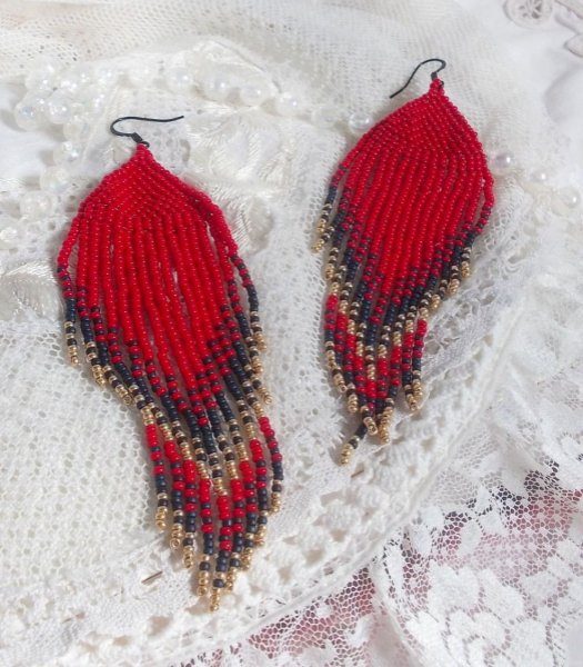 BO Tourbillons de Rouge avec des rocailles aux trois couleurs : Rouge, Bleu Iris et Dor&eacute; pour les pampilles. Le tout est mont&eacute; sur des crochets Noirs en Laiton. La passion et l&rsquo;amour d'un rouge vif