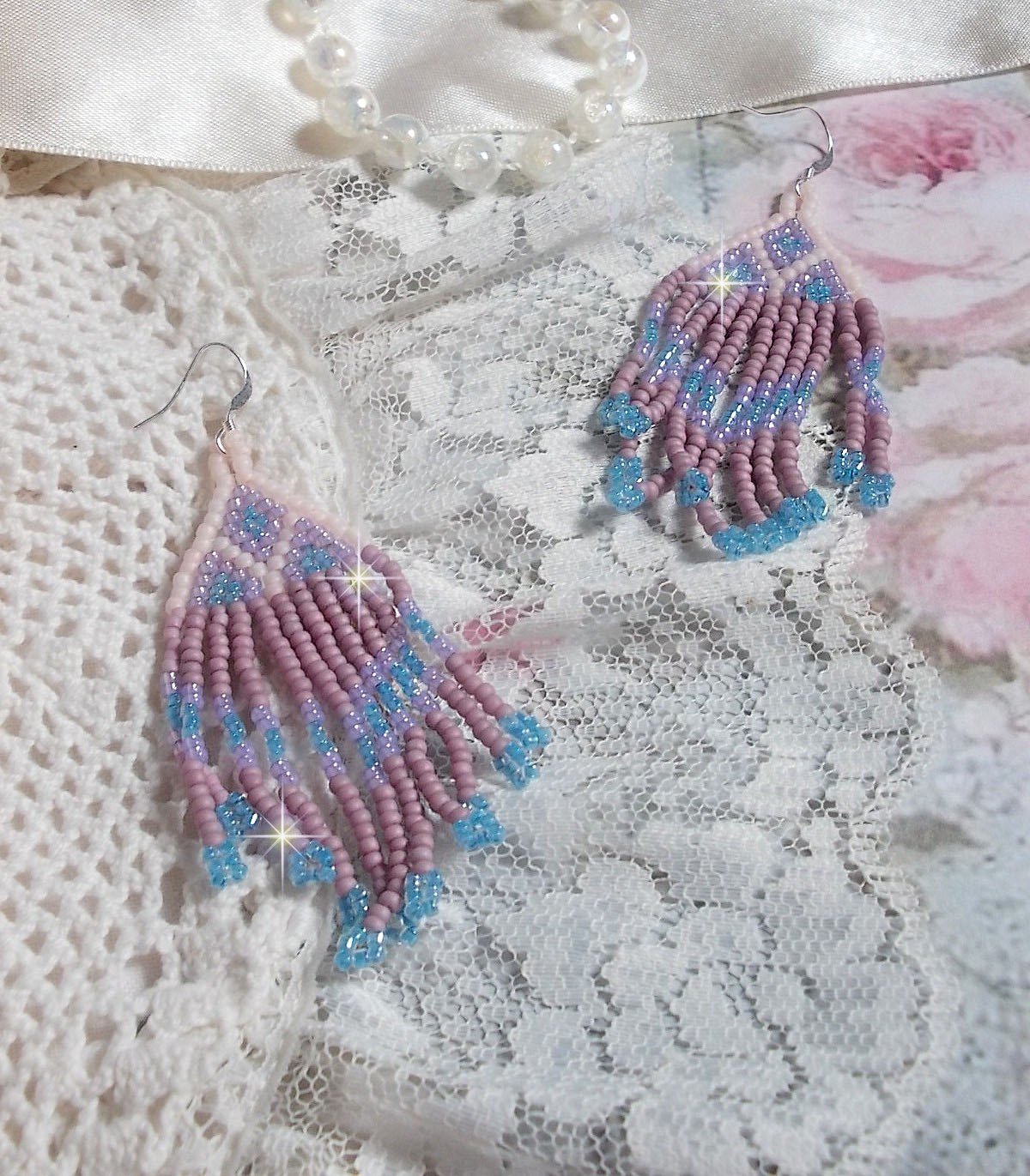 BO Velours de R&ecirc;ves aux rocailles de qualit&eacute; en verre dans les nuances de Lilas, Rose et Bleu. Une belle conception pour un design exceptionnelle. Le tout est mont&eacute; sur des crochets en Argent 925
