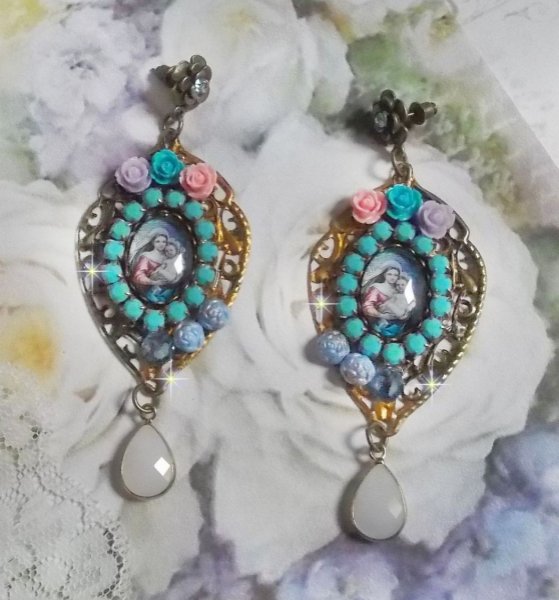 BO Vierge Marie et l&rsquo;Enfant fa&ccedil;on religieuse avec cabochons strass&eacute;s couleur Turquoise, roses et cristaux. Mont&eacute;s sur estampes o&ugrave; j&rsquo;ai appliqu&eacute; une fine poudre Or. Une douceur avec les gouttes