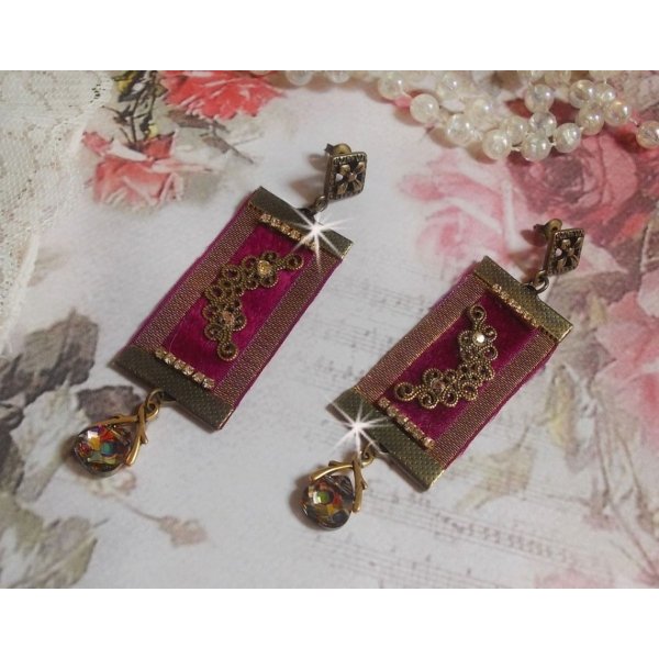 BO Vintage Arabesque mont&eacute;es avec galons Bordeaux aux liser&eacute;s Or, estampes demi-lune, cha&icirc;ne strass en cristal et clous d'oreilles en m&eacute;tal bronze