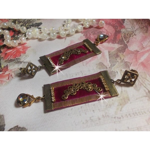 BO Vintage Arabesque mont&eacute;es avec galons Bordeaux aux liser&eacute;s Or, estampes demi-lune, cha&icirc;ne strass en cristal et clous d'oreilles en m&eacute;tal bronze