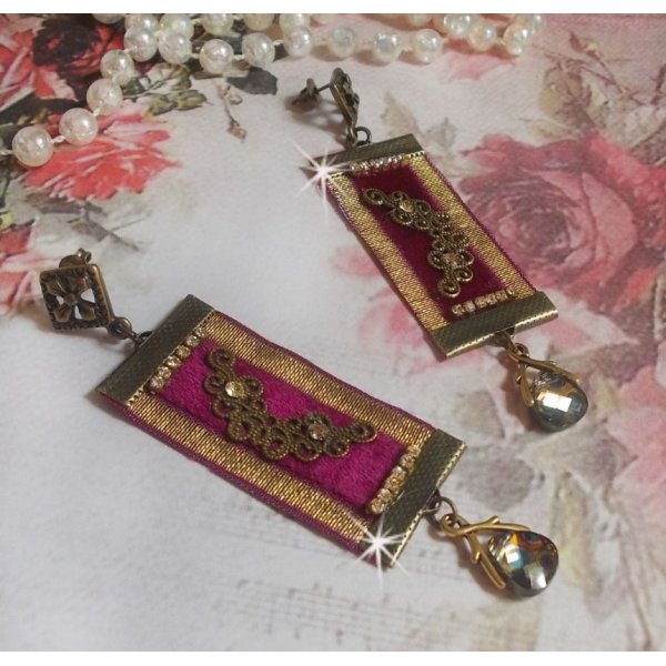 BO Vintage Arabesque mont&eacute;es avec galons Bordeaux aux liser&eacute;s Or, estampes demi-lune, cha&icirc;ne strass en cristal et clous d'oreilles en m&eacute;tal bronze