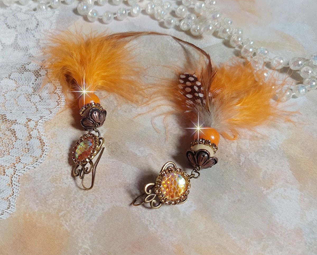 BO  Vol au Vent créées avec plumes de pintade, Coq effet trois tons Beige, Marron et blanc, plumes Orange, perles bois naturel et Orange, perles résine et chaîne strass. Montées sur crochets en Laiton