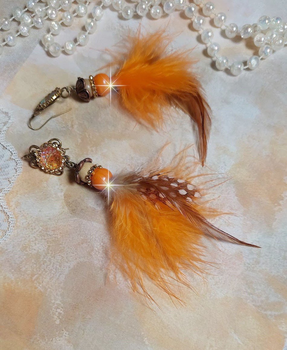 BO  Vol au Vent créées avec plumes de pintade, Coq effet trois tons Beige, Marron et blanc, plumes Orange, perles bois naturel et Orange, perles résine et chaîne strass. Montées sur crochets en Laiton