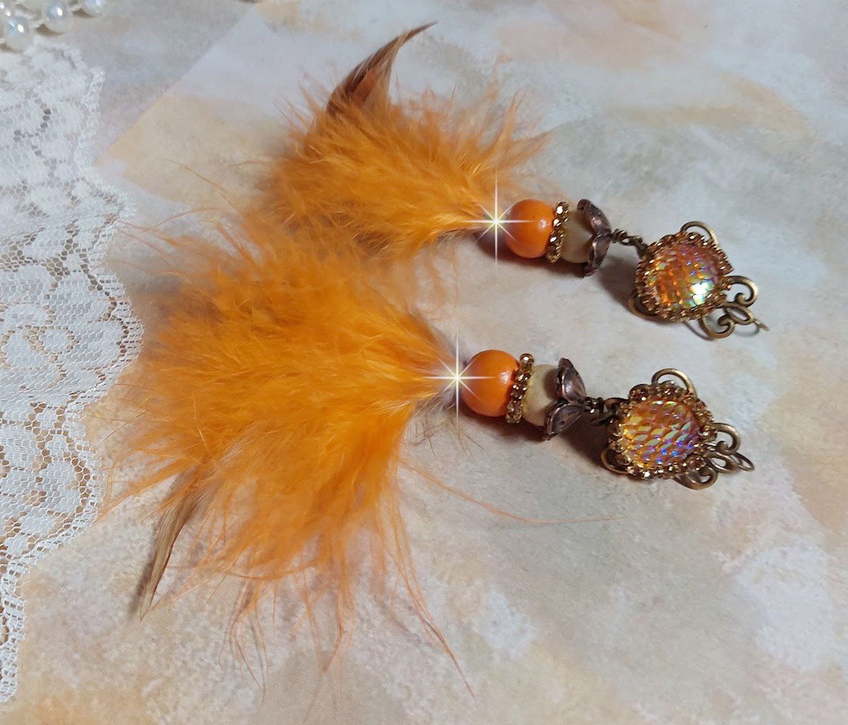 BO  Vol au Vent créées avec plumes de pintade, Coq effet trois tons Beige, Marron et blanc, plumes Orange, perles bois naturel et Orange, perles résine et chaîne strass. Montées sur crochets en Laiton