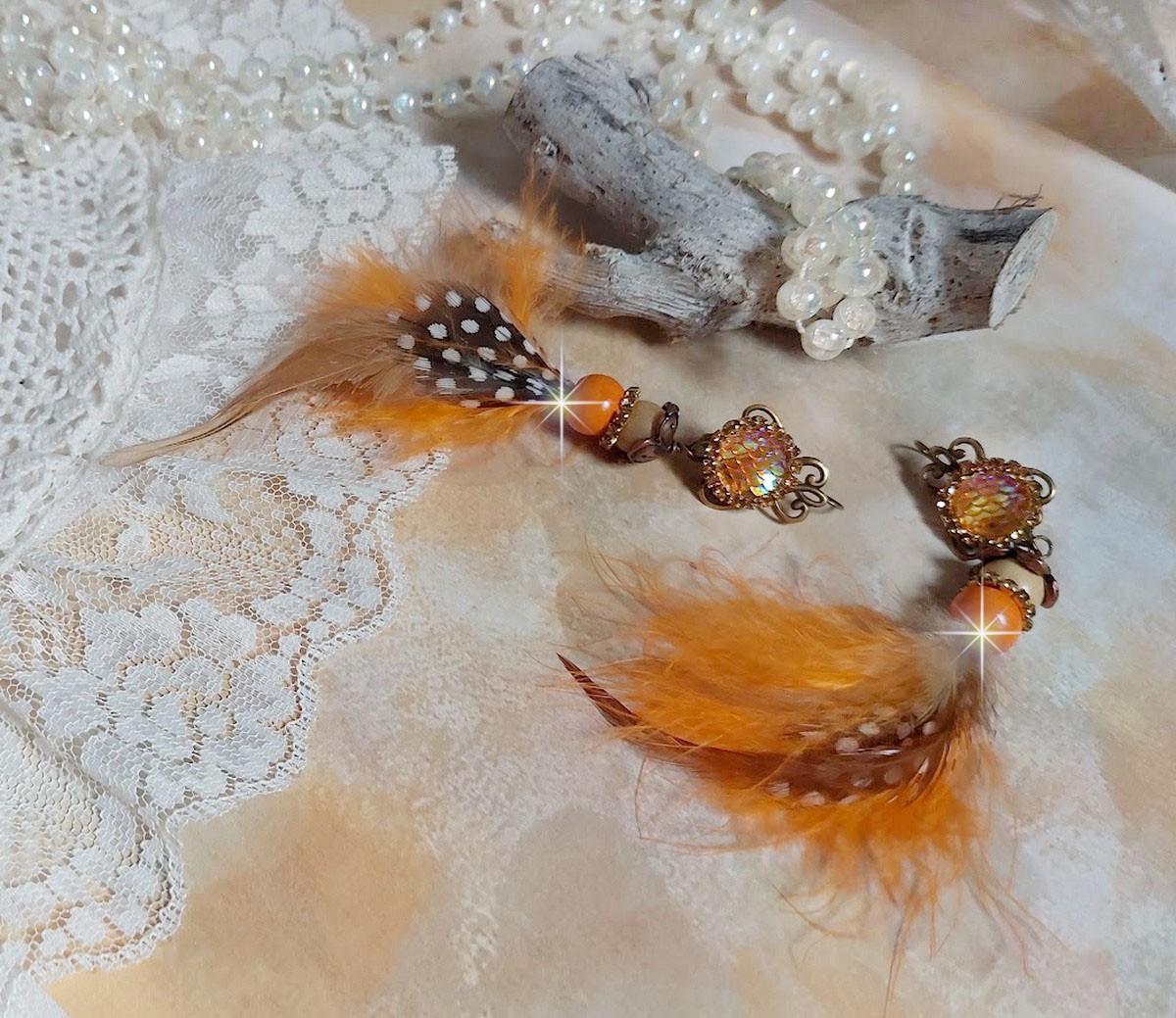 BO  Vol au Vent créées avec plumes de pintade, Coq effet trois tons Beige, Marron et blanc, plumes Orange, perles bois naturel et Orange, perles résine et chaîne strass. Montées sur crochets en Laiton