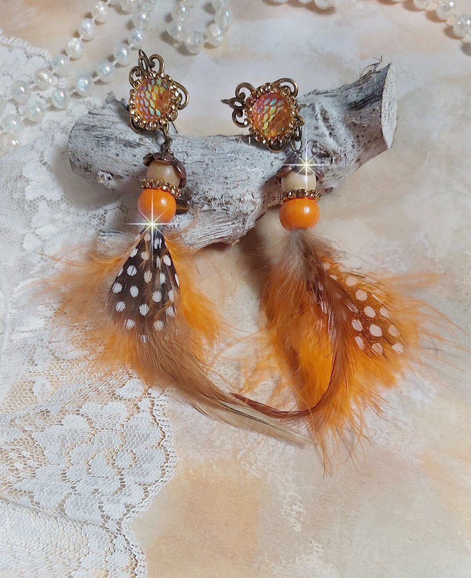 BO  Vol au Vent créées avec plumes de pintade, Coq effet trois tons Beige, Marron et blanc, plumes Orange, perles bois naturel et Orange, perles résine et chaîne strass. Montées sur crochets en Laiton