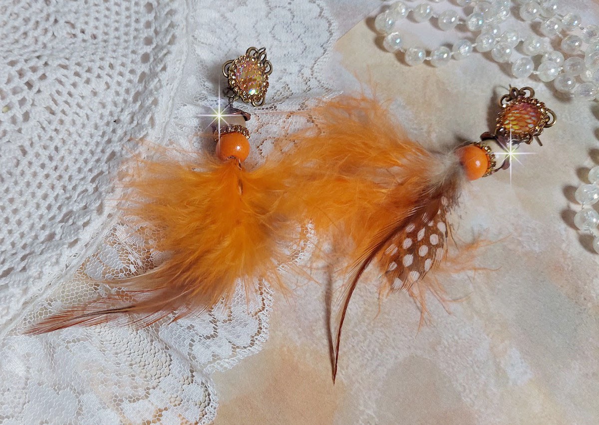 BO  Vol au Vent créées avec plumes de pintade, Coq effet trois tons Beige, Marron et blanc, plumes Orange, perles bois naturel et Orange, perles résine et chaîne strass. Montées sur crochets en Laiton