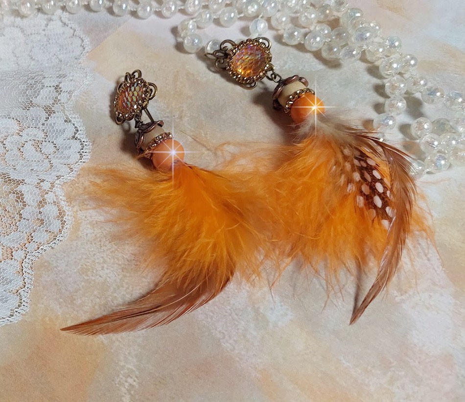 BO  Vol au Vent créées avec plumes de pintade, Coq effet trois tons Beige, Marron et blanc, plumes Orange, perles bois naturel et Orange, perles résine et chaîne strass. Montées sur crochets en Laiton