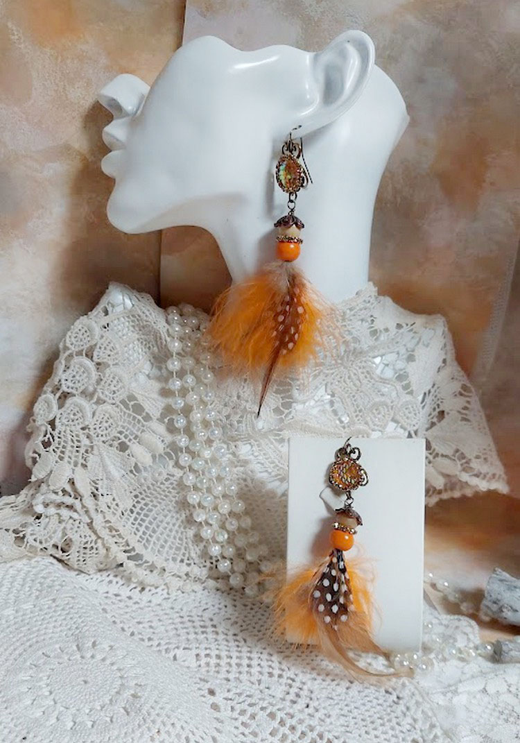 BO  Vol au Vent créées avec plumes de pintade, Coq effet trois tons Beige, Marron et blanc, plumes Orange, perles bois naturel et Orange, perles résine et chaîne strass. Montées sur crochets en Laiton