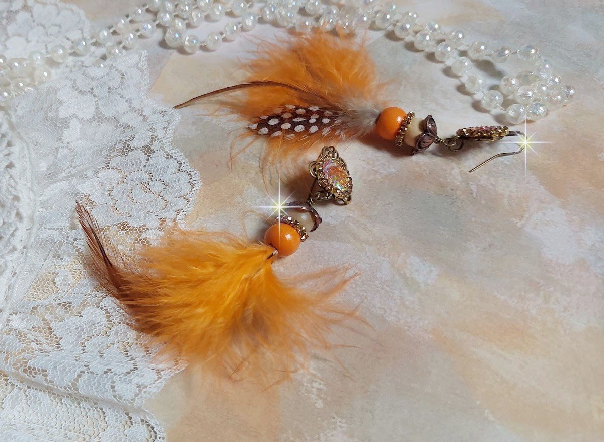 BO  Vol au Vent créées avec plumes de pintade, Coq effet trois tons Beige, Marron et blanc, plumes Orange, perles bois naturel et Orange, perles résine et chaîne strass. Montées sur crochets en Laiton