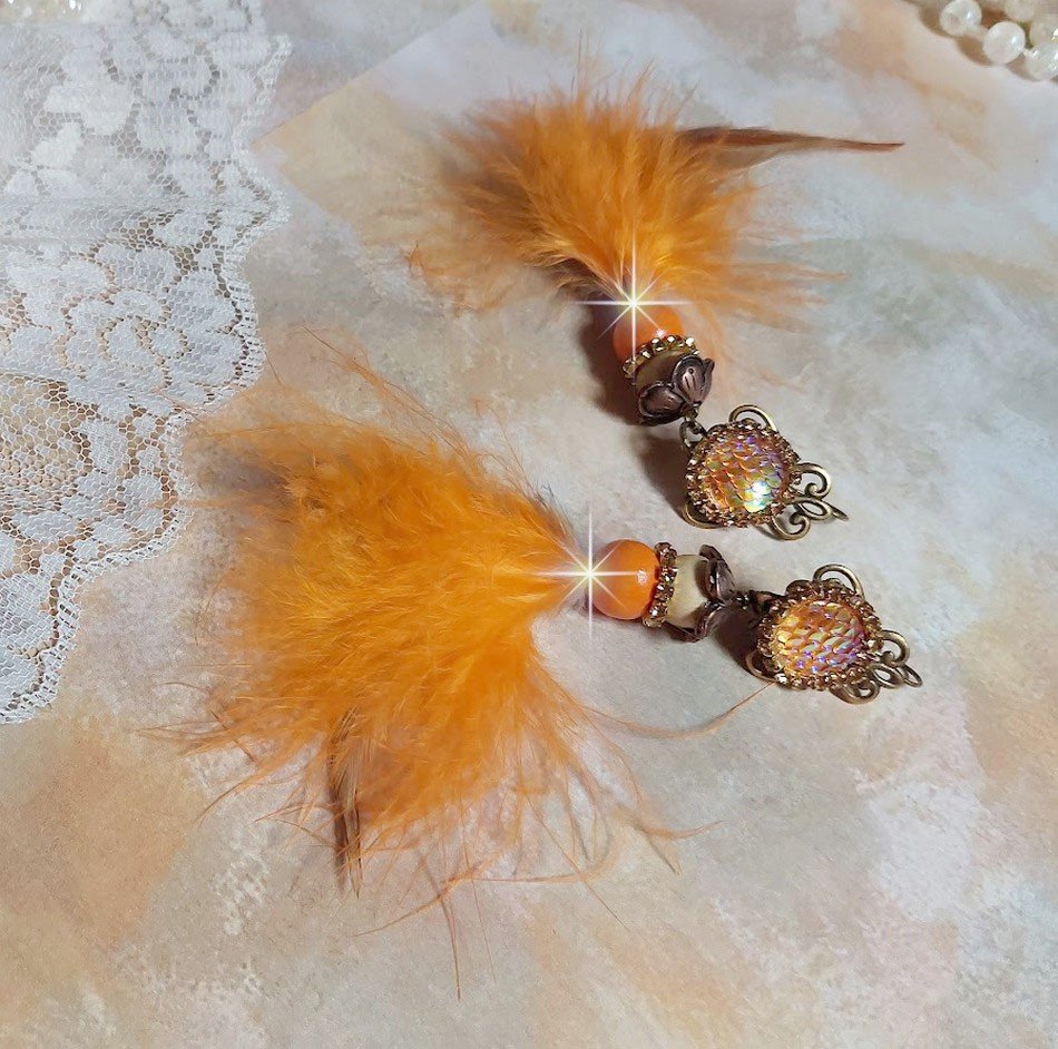 BO  Vol au Vent créées avec plumes de pintade, Coq effet trois tons Beige, Marron et blanc, plumes Orange, perles bois naturel et Orange, perles résine et chaîne strass. Montées sur crochets en Laiton