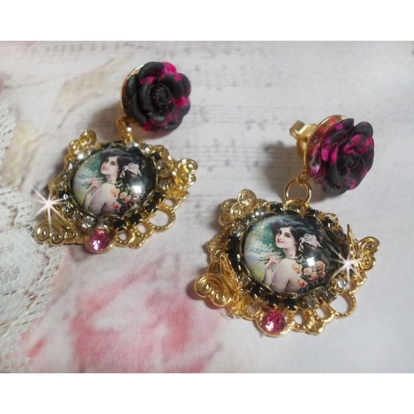 BO Week-end of Roses créées avec des cabochons représentant une femme avec des roses, des perles en résine et des cristaux de Swarovski