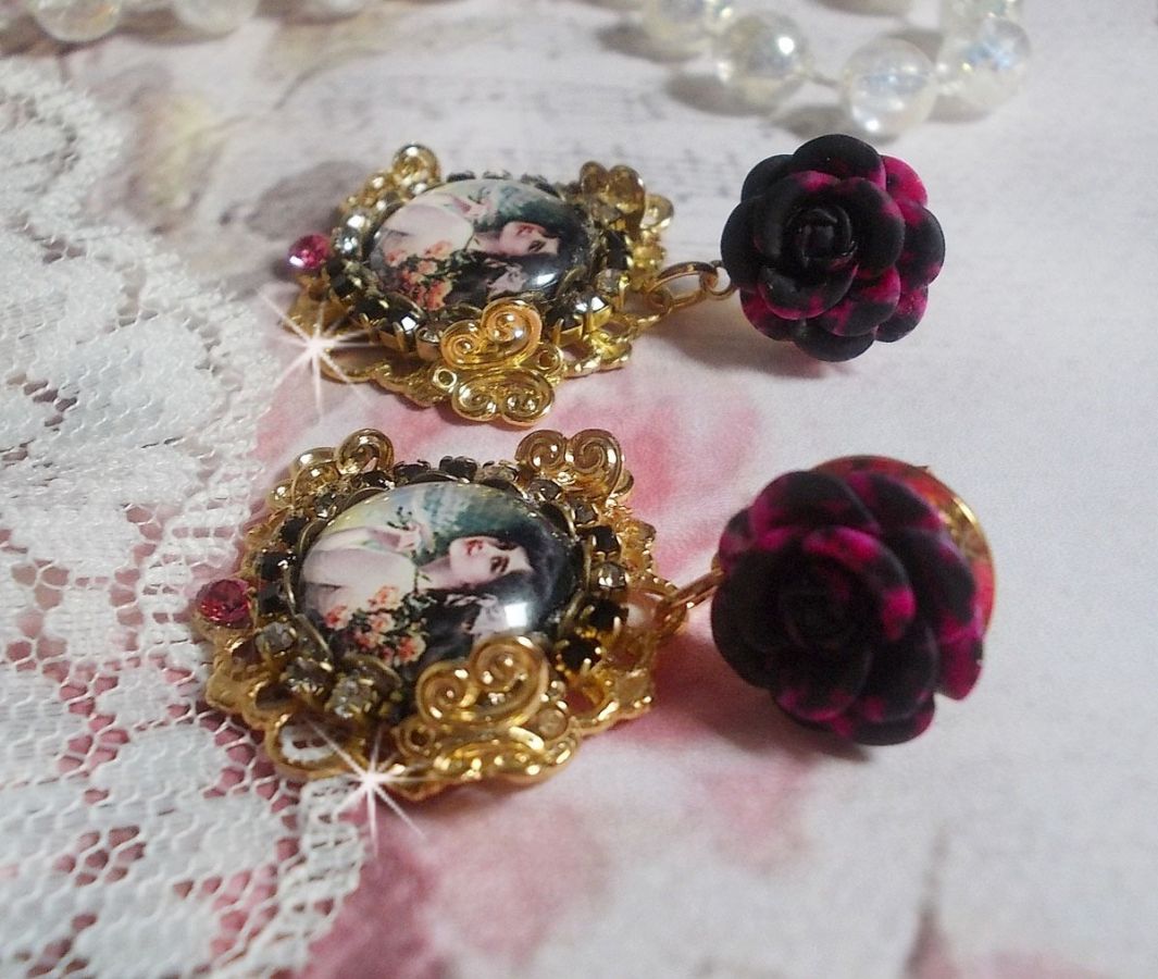 BO Week-end of Roses créées avec des cabochons représentant une femme avec des roses, des perles en résine et des cristaux de Swarovski