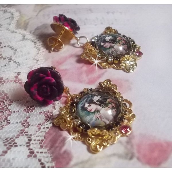 BO Week-end of Roses créées avec des cabochons représentant une femme avec des roses, des perles en résine et des cristaux de Swarovski
