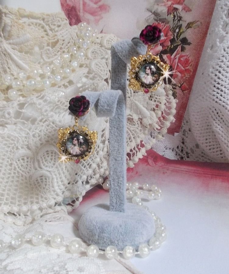 BO Week-end of Roses créées avec des cabochons représentant une femme avec des roses, des perles en résine et des cristaux de Swarovski