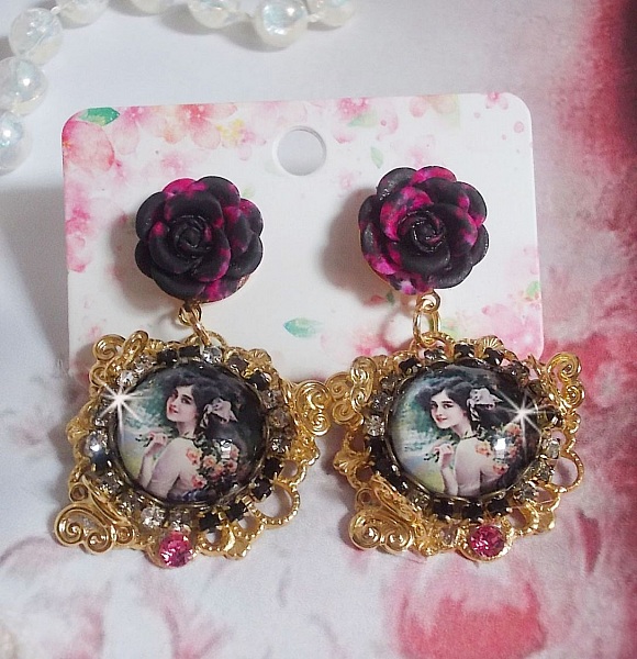 BO Week-end of Roses cr&eacute;&eacute;es avec des cabochons repr&eacute;sentant une femme avec des roses, des perles en r&eacute;sine et des cristaux de Swarovski