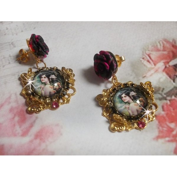 BO Week-end of Roses créées avec des cabochons représentant une femme avec des roses, des perles en résine et des cristaux de Swarovski