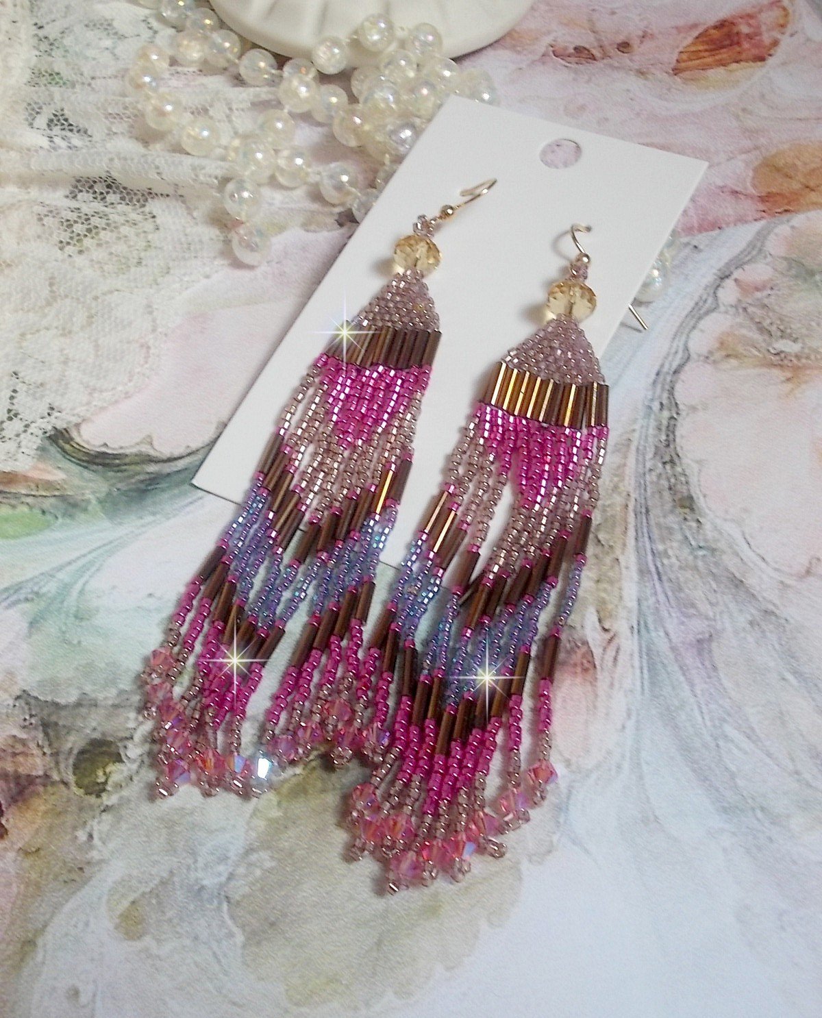 BO Explosion de Roses avec des rocailles en verre aux couleurs vari&eacute;es comme un arc en ciel floral &agrave; laquelle s&rsquo;ajoute des toupies en Cristal Rose et perles rondes facett&eacute;es Beiges