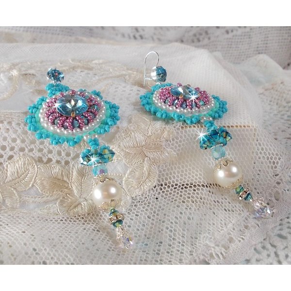 BO Beauty Alicia Blue brodées avec des cristaux de Swarovski, des perles rondes nacrées et des rocailles Miyuki