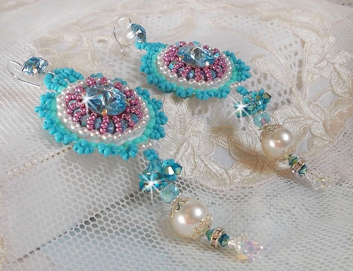 BO Beauty Alicia Blue brodées avec des cristaux de Swarovski, des perles rondes nacrées et des rocailles Miyuki