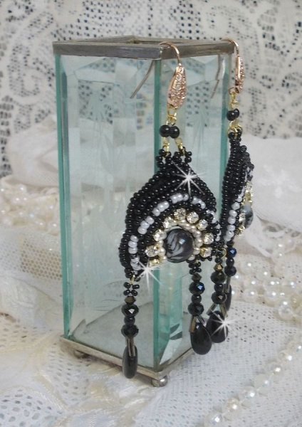 BO Féerie Black sont brodées avec des Cristaux de Swarovski, des chatons crystal, des perles rondes facettées aplaties, des Bugles twistés et des rocailles