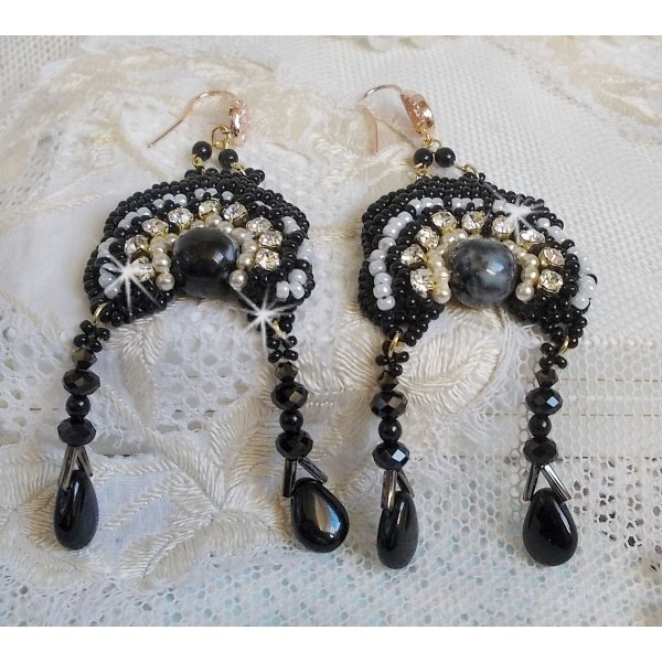 BO Féerie Black sont brodées avec des Cristaux de Swarovski, des chatons crystal, des perles rondes facettées aplaties, des Bugles twistés et des rocailles