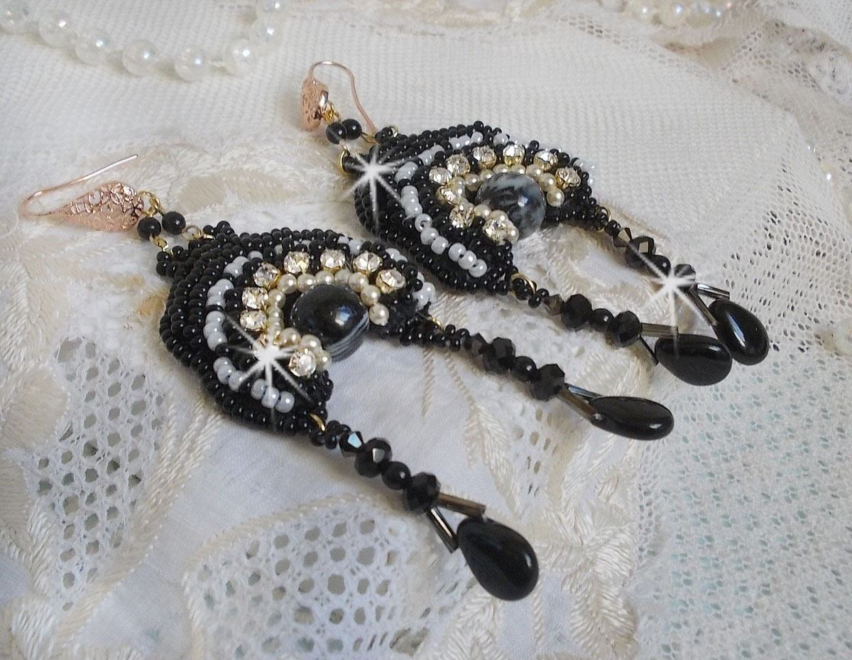 BO Féerie Black sont brodées avec des Cristaux de Swarovski, des chatons crystal, des perles rondes facettées aplaties, des Bugles twistés et des rocailles