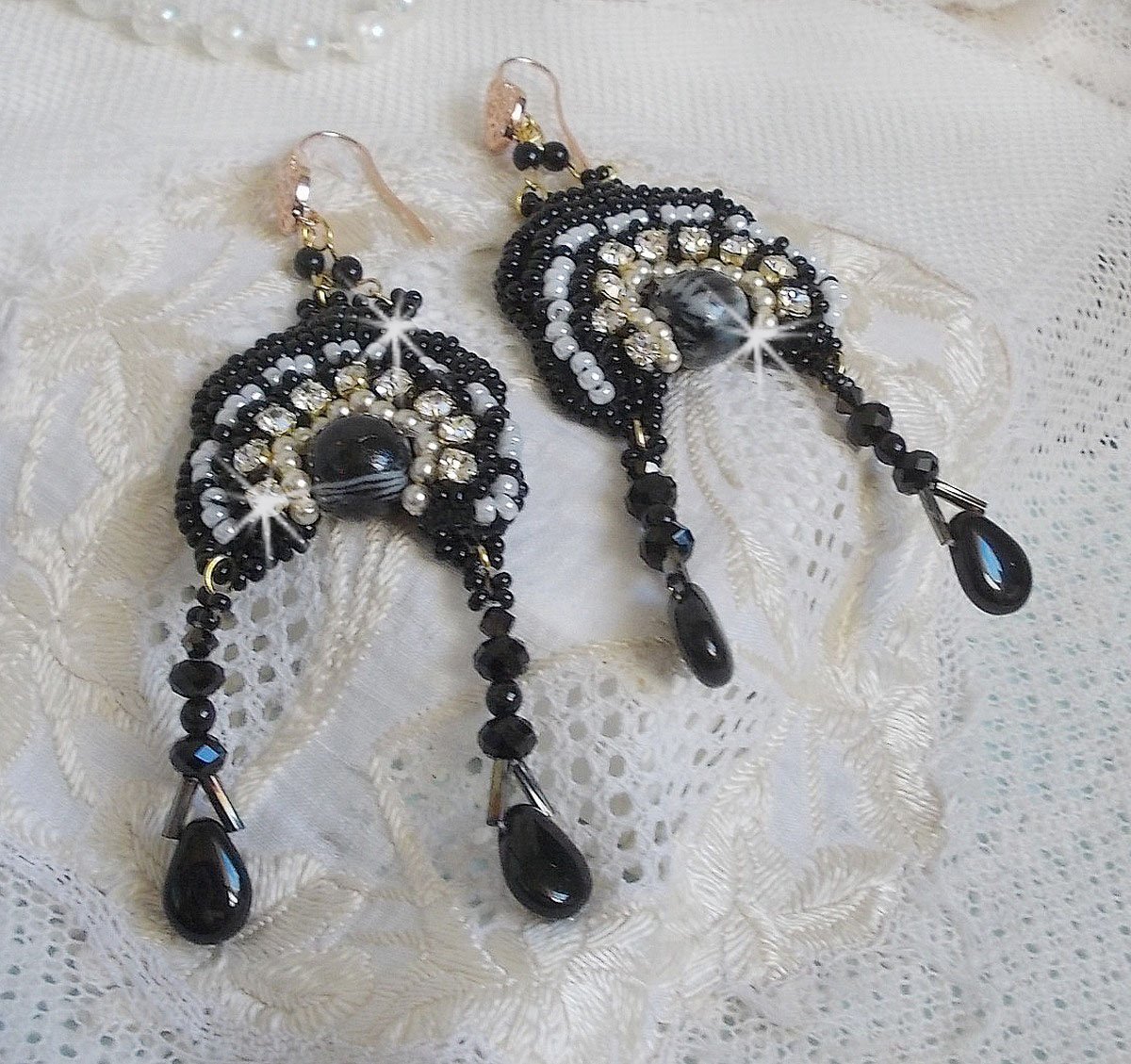 BO Féerie Black brodées avec des perles rondes en céramique très mobile, perles en verre, chatons en Cristal, toupies, bugles, rocailles et crochets d'oreilles en Laiton Rose Doré, un style baroque