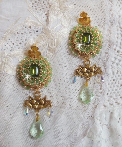 BO Garden Party brodées avec des cabochons vintage vert, des cristaux de Swarovski, des perles nacrées et des rocailles Miyuki