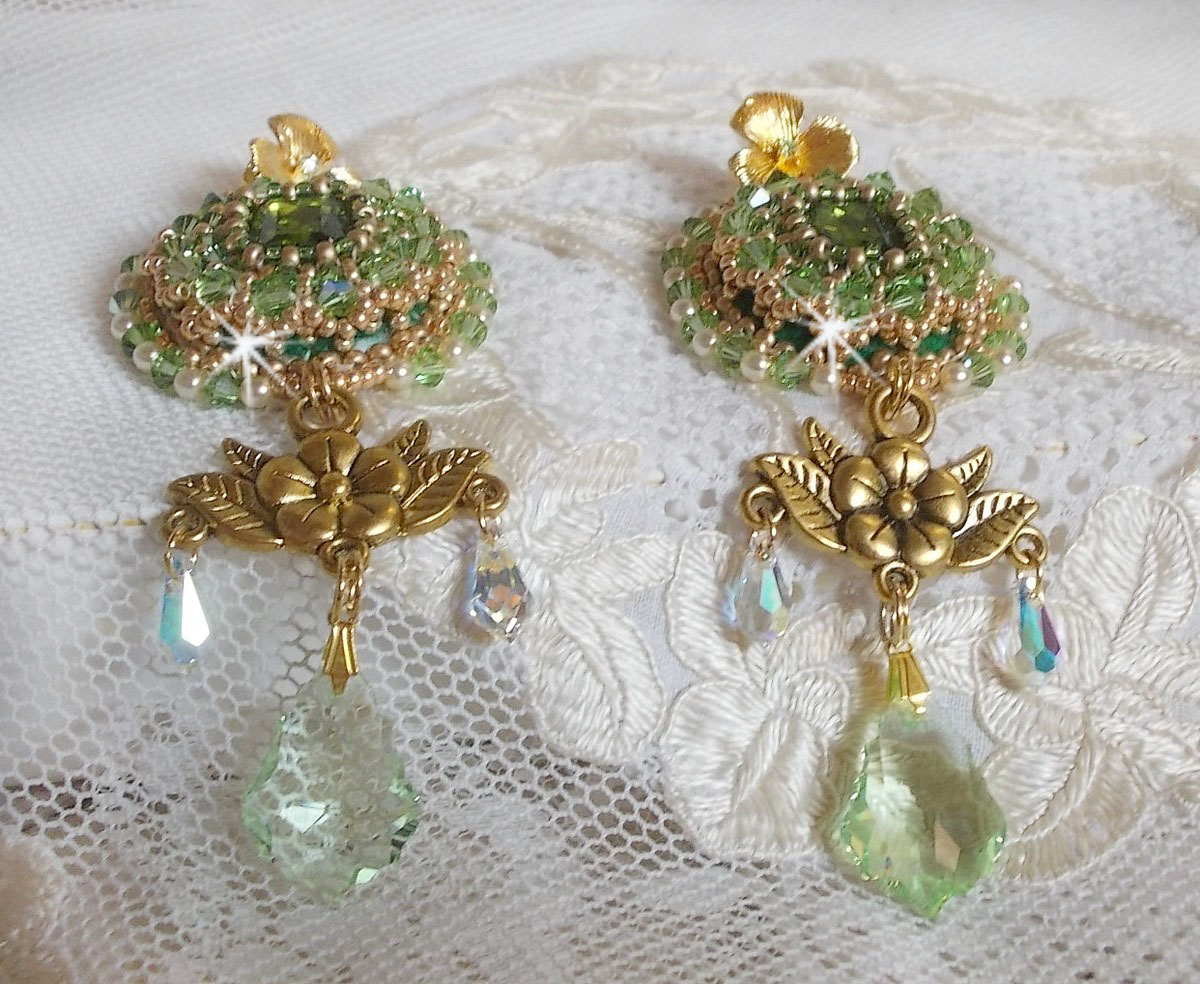 BO Garden Party brodées avec des cabochons vintage vert, des cristaux de Swarovski, des perles nacrées et des rocailles Miyuki