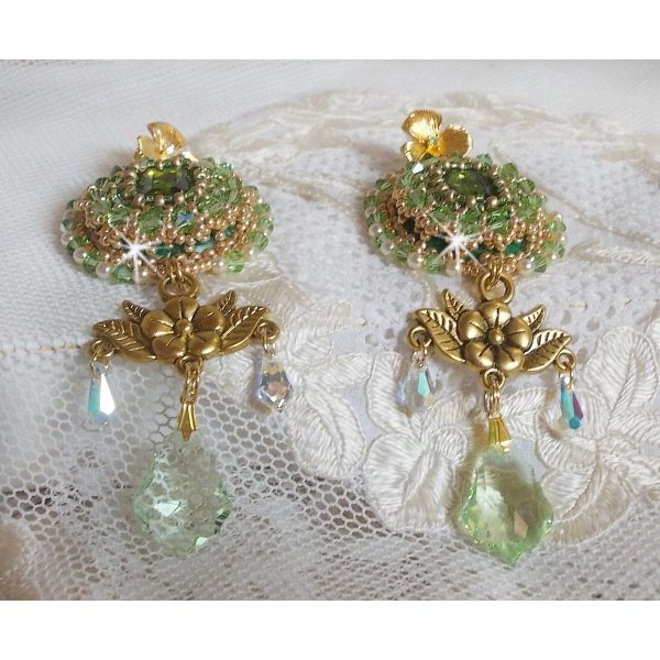 BO Garden Party brodées avec des cabochons vintage vert, des cristaux de Swarovski, des perles nacrées et des rocailles Miyuki