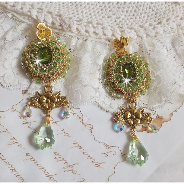 BO Garden Party brodées avec des cabochons vintage vert, des cristaux de Swarovski, des perles nacrées et des rocailles Miyuki