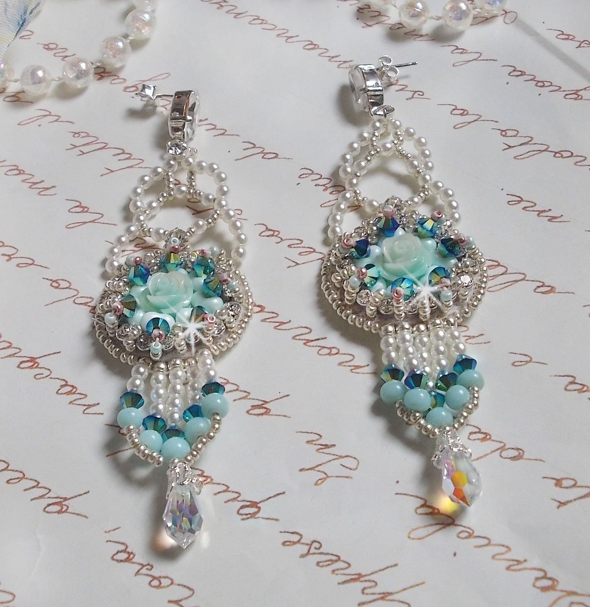 BO Blue Flowers Haute-Couture brodées avec des Cristaux de Swarovski, des cabochons en résine de couleur Menthe, des rocailles Miyuki et des clous d'oreilles en Argent 925/1000