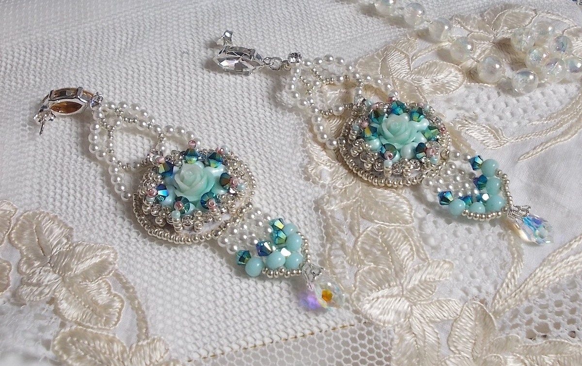 BO Blue Flowers Haute-Couture brodées avec des Cristaux de Swarovski, des cabochons en résine de couleur Menthe, des rocailles Miyuki et des clous d'oreilles en Argent 925/1000