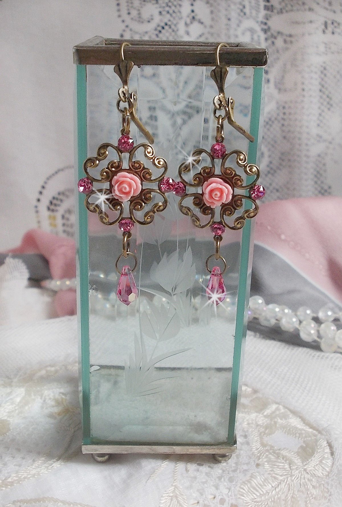 BO Irr&eacute;sistible Eden avec cabochons ronds et gouttes en cristal, cabochons en r&eacute;sine, estampes bomb&eacute;es, dormeuses fleur de lys en laiton