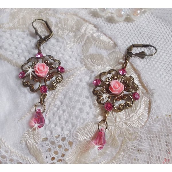 BO Irr&eacute;sistible Eden avec cabochons ronds et gouttes en cristal, cabochons en r&eacute;sine, estampes bomb&eacute;es, dormeuses fleur de lys en laiton