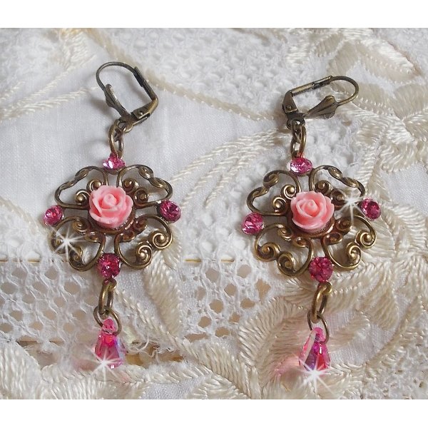 BO Irr&eacute;sistible Eden avec cabochons ronds et gouttes en cristal, cabochons en r&eacute;sine, estampes bomb&eacute;es, dormeuses fleur de lys en laiton