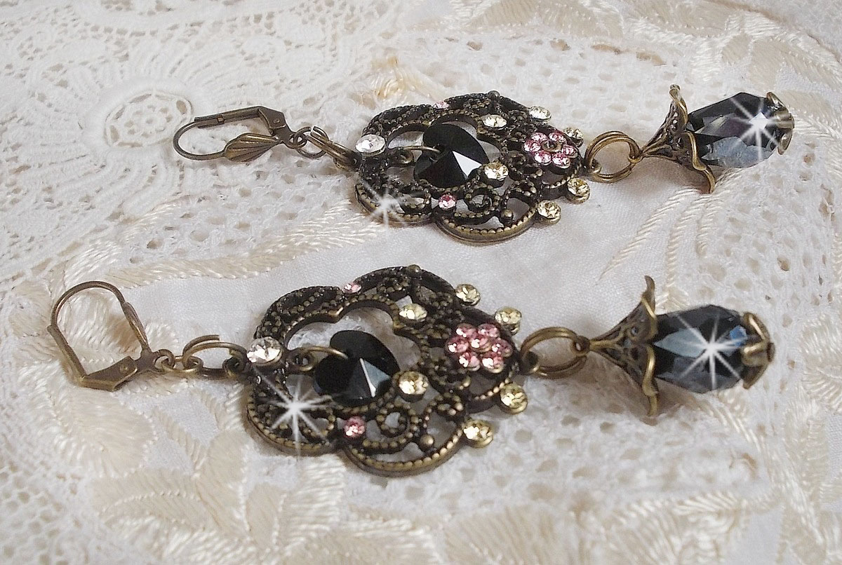 BO Collection Irrésistible Passion montées avec des cristaux de Swarovski sur des chandeliers fleurs filigranées de couleur bronze
