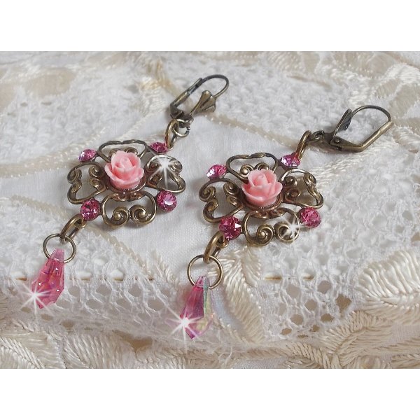 BO Irr&eacute;sistible Eden avec cabochons ronds et gouttes en cristal, cabochons en r&eacute;sine, estampes bomb&eacute;es, dormeuses fleur de lys en laiton